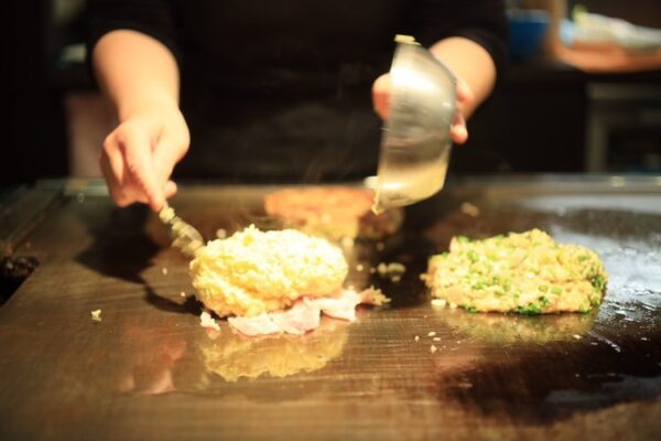 ホットプレートでお好み焼きを焼いている様子