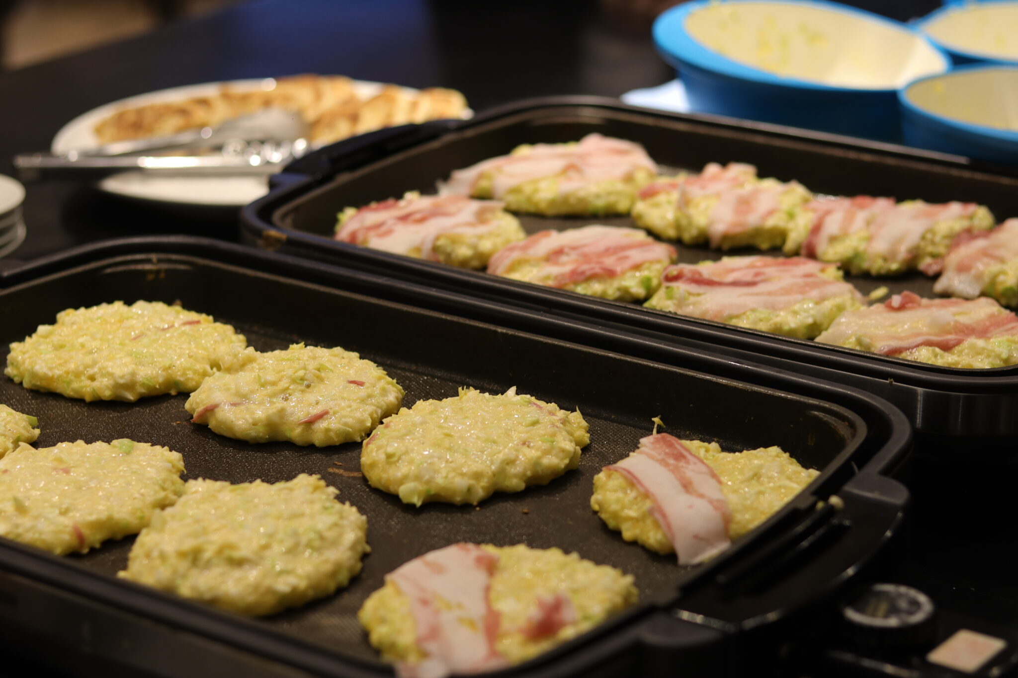 ホットプレートで焼き上げたお好み焼き